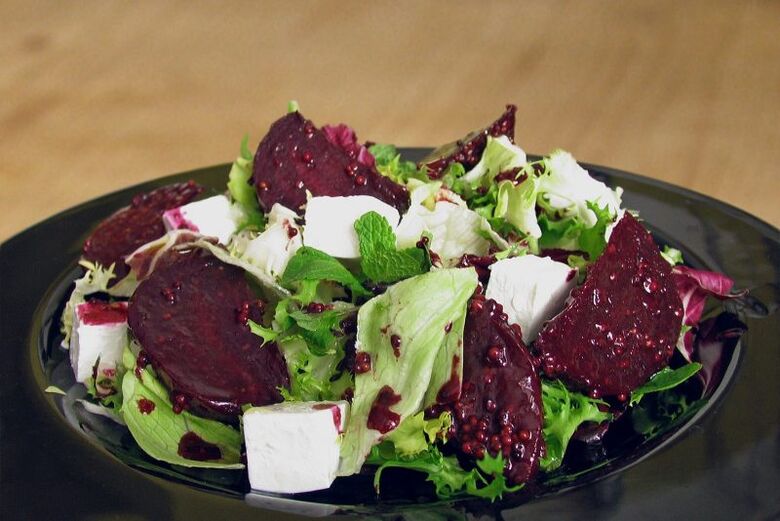 Salad with beetroot and cottage cheese for weight loss
